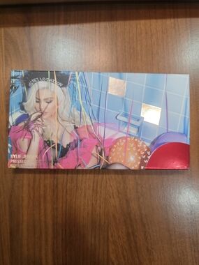 Kylie Jenner Eye Shadow Palette - Sipping Pretty